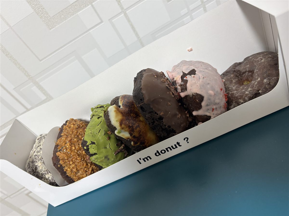 I'm donut？グルテンフリーの箱を開けたところ。7種類のドーナツが並んでいる