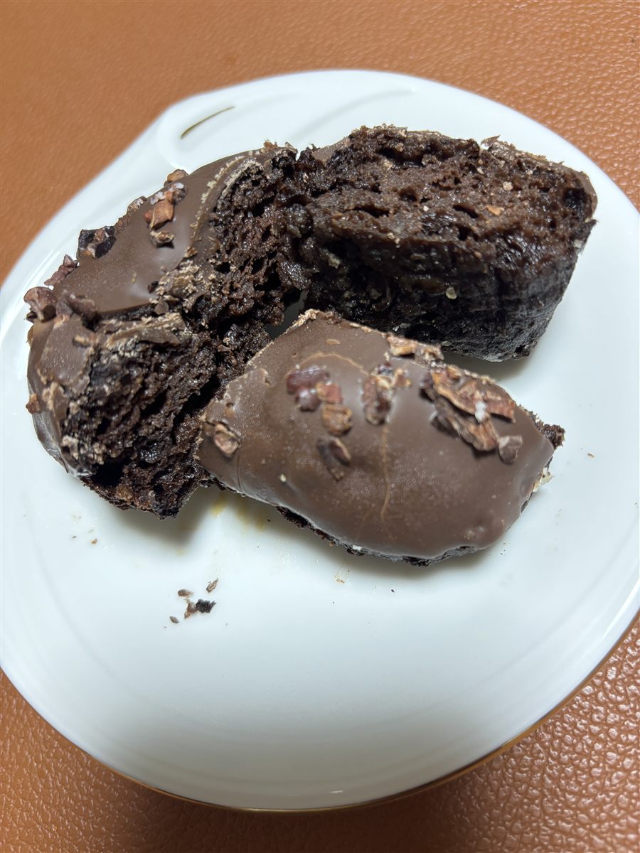 ダブルチョコレートの断面。気泡が小さく詰まったしっとり密なチョコ生地