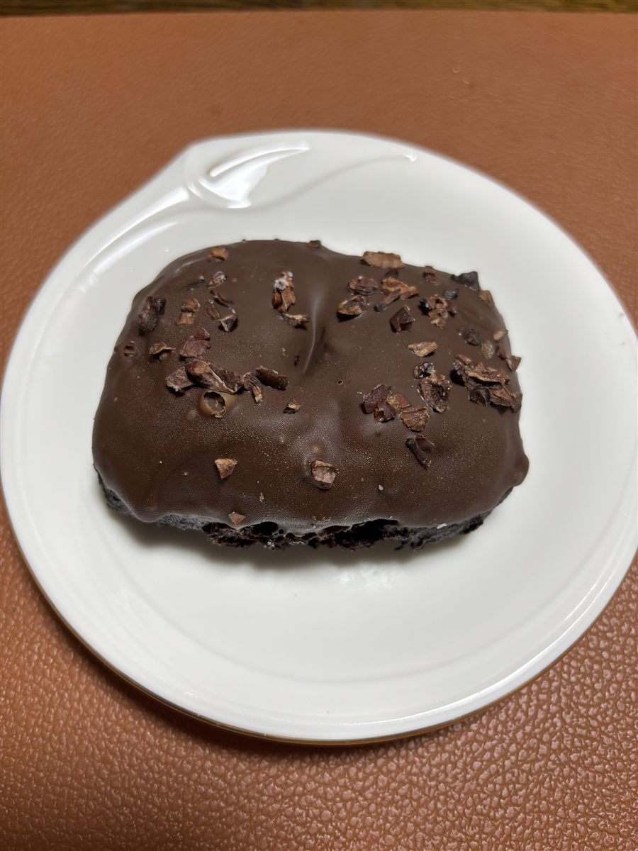 ダブルチョコレートの全体。硬めのチョコレートにカカオニブのトッピング