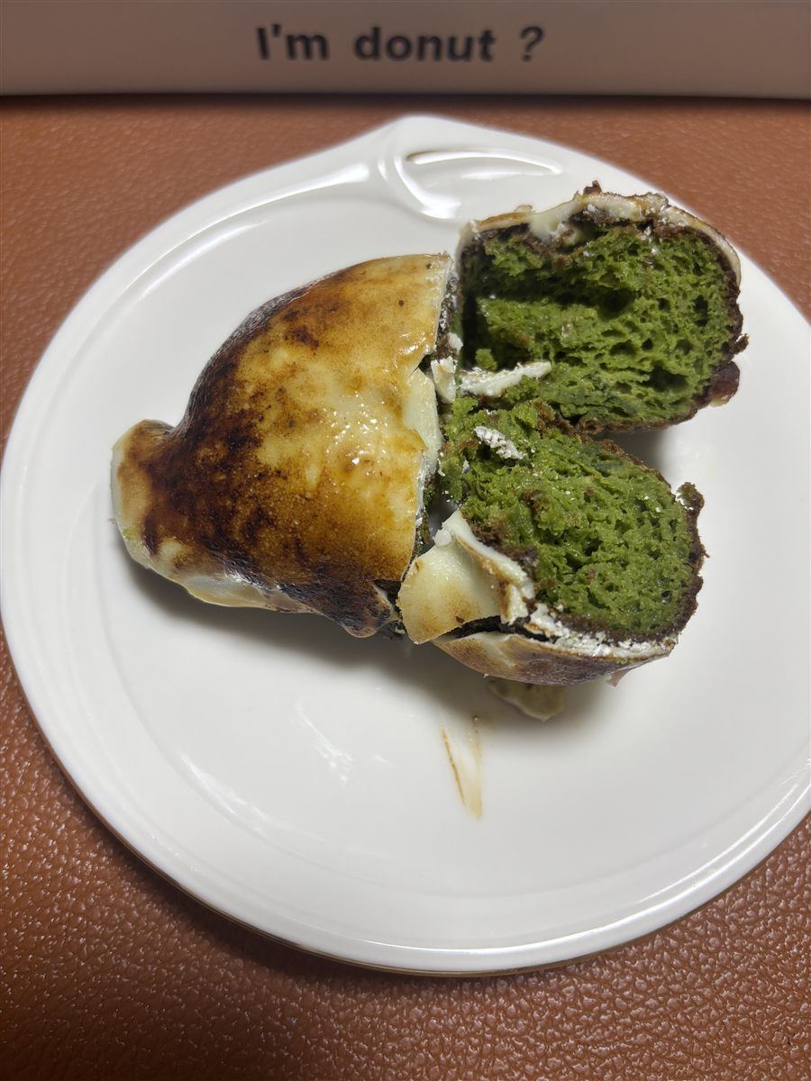 抹茶ホワイトチョコブリュレの断面。鮮やかな緑色の抹茶生地