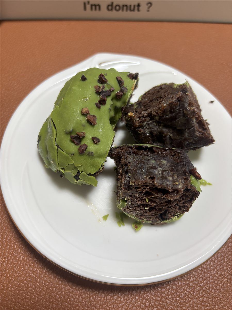 抹茶＆チョコレートの断面。緑の抹茶生地とチョコ生地