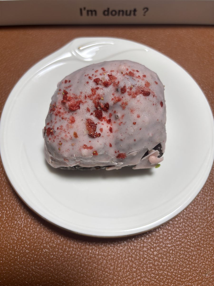 ストロベリー＆チョコレートの全体。ピンクのコーティングにドライいちご